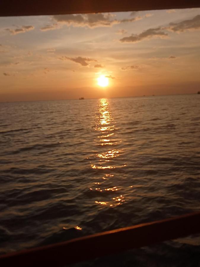 Lucky Sun Saracen Bay Albergue Koh Rong Sanloem Exterior foto